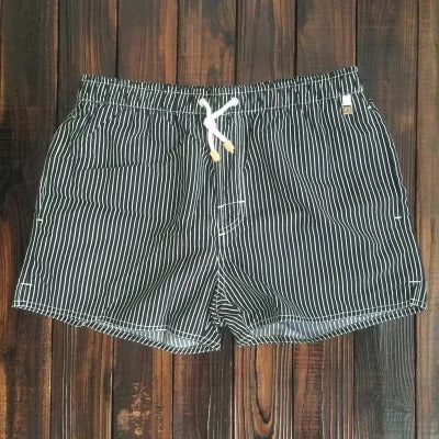 Stylische und bequeme Herren-Badeshorts mit modischem Streifenmuster, perfekt für Strand und Pool