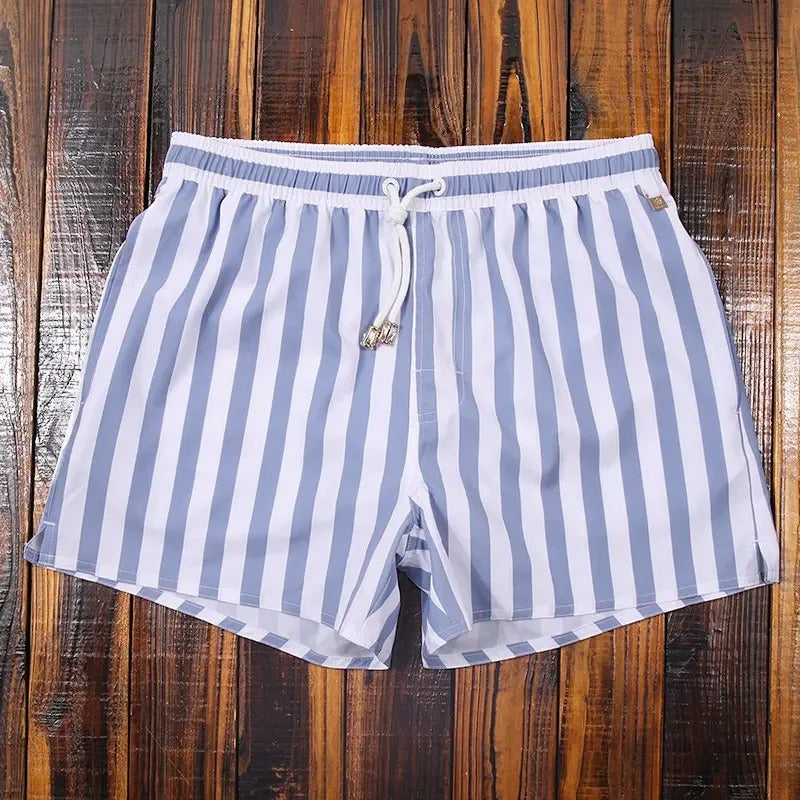 Stylische und bequeme Herren-Badeshorts mit modischem Streifenmuster, perfekt für Strand und Pool