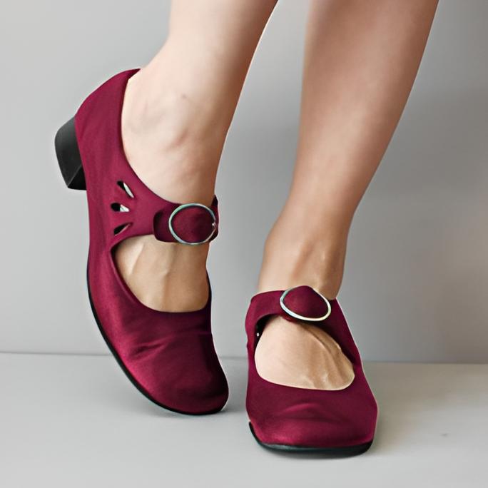 Außergewöhnliche Damensandalen mit modischer Keilschnalle aus luxuriösem Leder