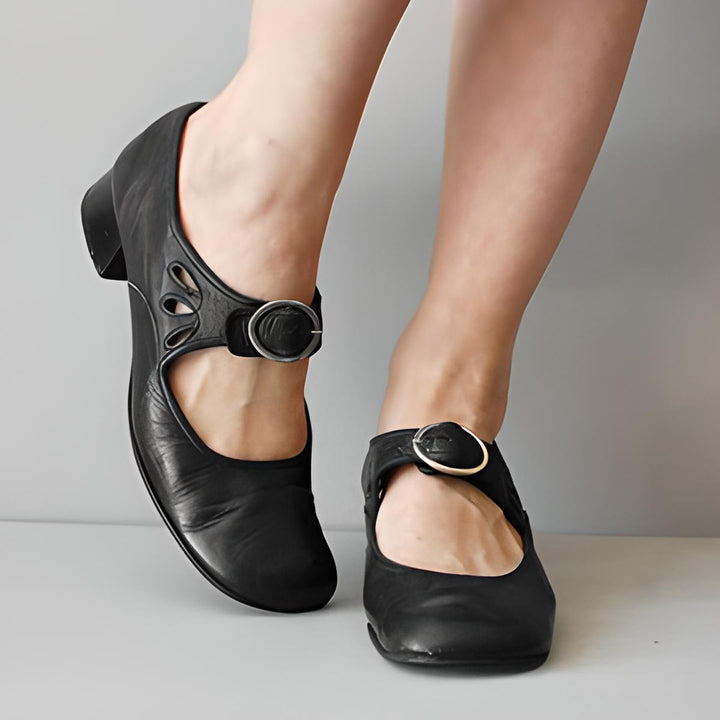 Außergewöhnliche Damensandalen mit modischer Keilschnalle aus luxuriösem Leder